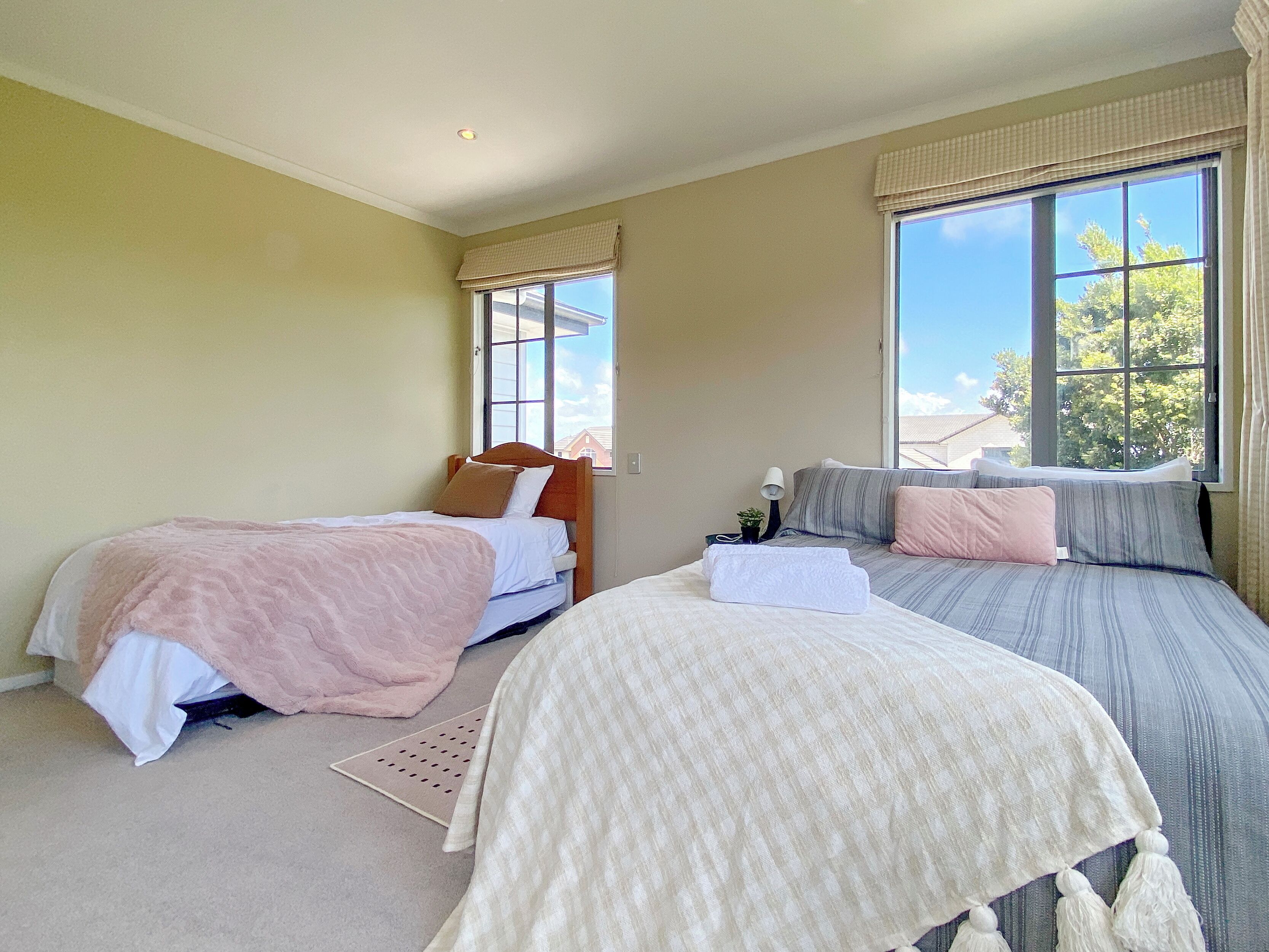 7 makuuhuonetta, työpöytä, silitysrauta/-lauta, vauvan matkasänky