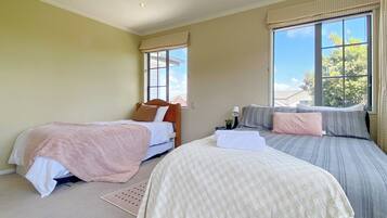 7 chambres, bureau, fer et planche à repasser, lit parapluie