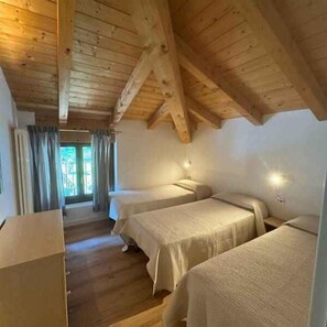 WiFi - Holiday apartment with pool and mountain view (Mezzolago di Ledro)