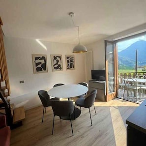 Dining - Holiday apartment with pool and mountain view (Mezzolago di Ledro)