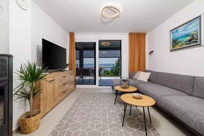 TV - Holiday home with private pool and sea view (Selce)