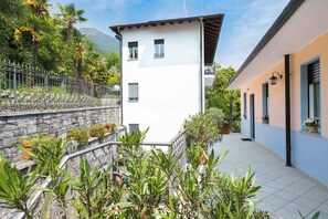 Property grounds - Holiday apartment with balcony or terrace, private beach and parking (Oggebbio)