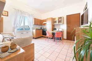 Interior - Holiday apartment with balcony or terrace, private beach and parking (Oggebbio)