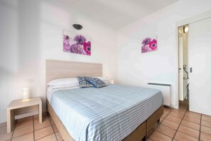 1 bedroom, WiFi - Holiday apartment with balcony or terrace, private beach and parking (Oggebbio)