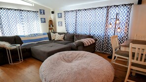 Fernseher, Kamin, DVD-Player, Bücher