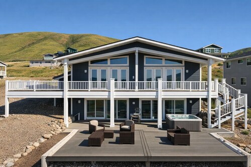 Sapphire Sunset Shores: Lakefront 3BR with Private Beach & Easy Boat Access