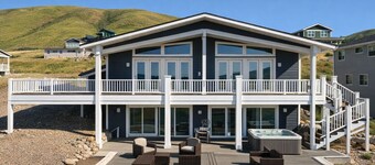 Sapphire Sunset Shores: Lakefront 3BR with Private Beach & Easy Boat Access