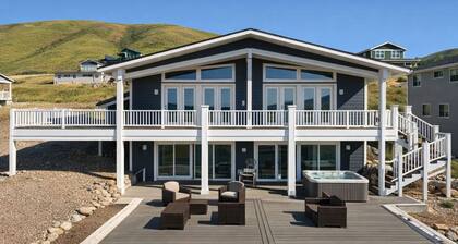 Sapphire Sunset Shores: Lakefront 3BR with Private Beach & Easy Boat Access