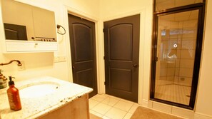 Towels - Sapphire Sunset Shores: Lakefront 3BR with Private Beach & Easy Boat Access (Saint Charles)