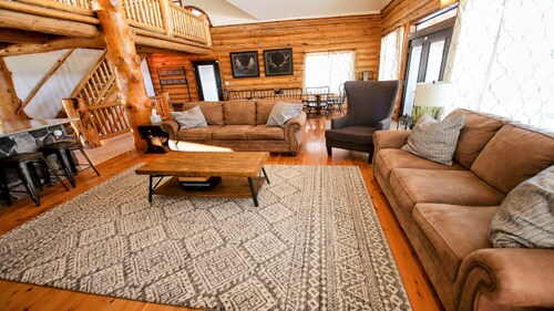 Rockin R Ranch - Authentic Log Lodge on 10 Acres with Wraparound Deck & Mountain Views Near M...