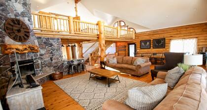 Rockin R Ranch - Authentic Log Lodge on 10 Acres with Wraparound Deck & Mountain Views Near M...