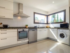 Kühlschrank, Mikrowelle, Ofen, Geschirrspüler
