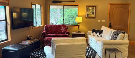 Smart-TV, Kamin, DVD-Player, Bücher