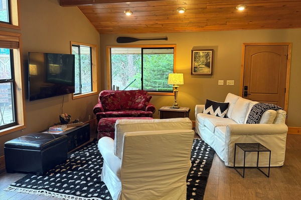 Smart-TV, Kamin, DVD-Player, Bücher