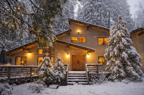 Phenomenal 4-bedroom cabin in charming Shaver Lake getaway