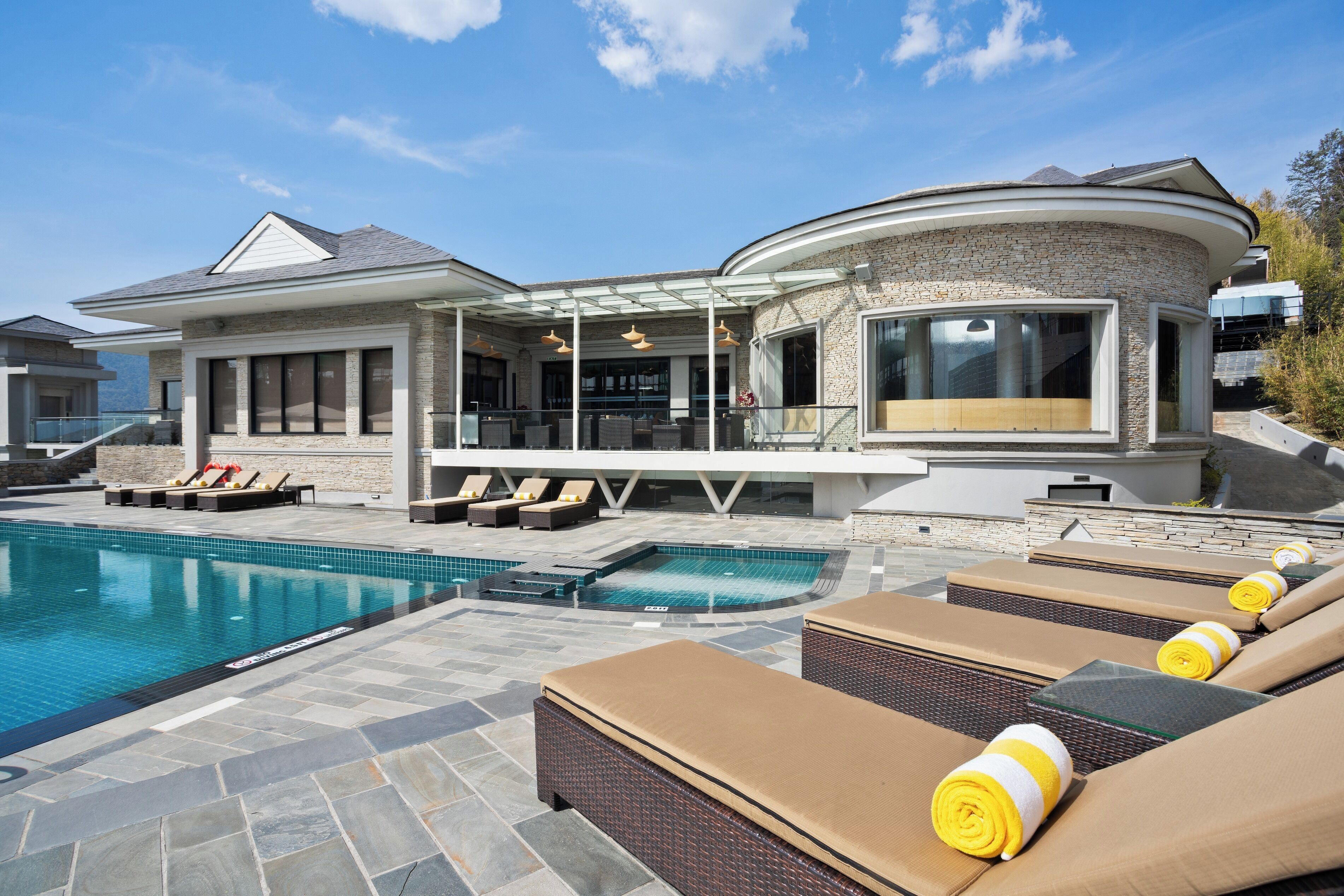 Una piscina al aire libre