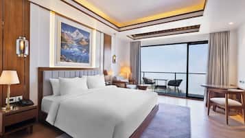 Luxe beddengoed, een minibar, een bureau, een laptopwerkplek