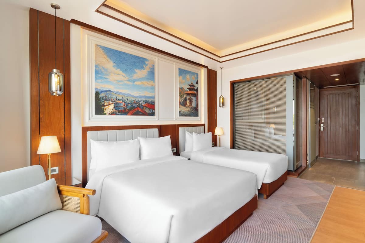 Roupas de cama premium, frigobar, escrivaninha