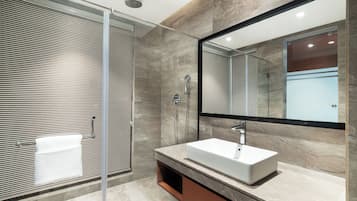 Shower, rainfall showerhead, free toiletries, hair dryer