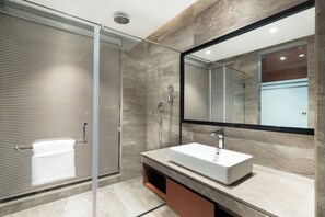 Chuveiro, chuveiro com efeito de chuva, produtos de toalete grátis