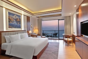 Roupas de cama premium, frigobar, escrivaninha