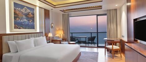 Habitación doble Deluxe, vista a la montaña | Ropa de cama de alta calidad, minibar y escritorio