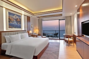 Deluxe Double Room with Mountain View | Premium bedding, minibar, desk, laptop workspace