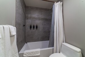 Hair dryer, towels, soap, toilet paper - Cozy Canyon Lodge Retreat with Ski Back Trail Access (Mammoth Lakes)