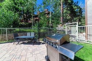 Outdoor dining - Cozy Canyon Lodge Retreat with Ski Back Trail Access (Mammoth Lakes)