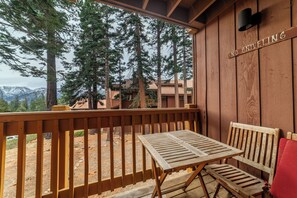 Outdoor dining - Cozy Canyon Lodge Retreat with Ski Back Trail Access (Mammoth Lakes)