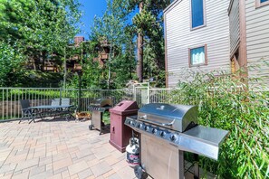Outdoor dining - Cozy Canyon Lodge Retreat with Ski Back Trail Access (Mammoth Lakes)