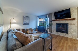Smart TV - Cozy Canyon Lodge Retreat with Ski Back Trail Access (Mammoth Lakes)