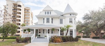 The Magnolia Room with Private Ensuite in Boutique B&B, The Parrish Grove Inn