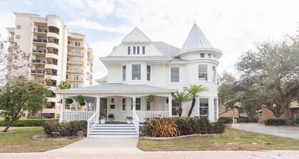 The Magnolia Room with Private Ensuite in Boutique B&B, The Parrish Grove Inn
