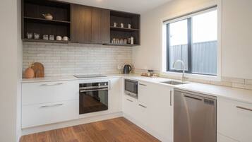 Een koelkast, een microgolfoven, een oven, een kookplaat