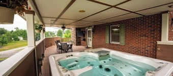 Private hottub and bar! Entire home in Morgantown, West Virginia