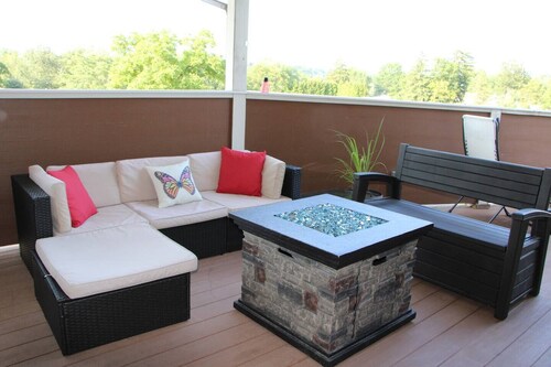 Private hottub and bar! Entire home in Morgantown, West Virginia