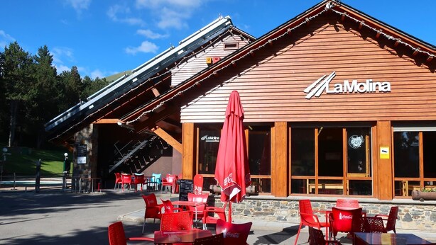 A wooden building with a sign reading 'La Molina.' - Loft 1 Room, 4 pax, views, La Molina (La Molina)