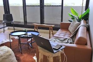 TV - Waterview Apartment near Olympic Park Pool, Parking, Wifi, Ferry & Train to City (Wentworth Point)