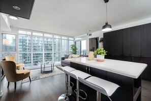 Interior - 2 BR + 2BA + Free Parking + Sofabed + Lakeview (Toronto)