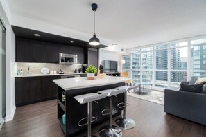 Fridge, oven, stovetop, dishwasher - 2 BR + 2BA + Free Parking + Sofabed + Lakeview (Toronto)