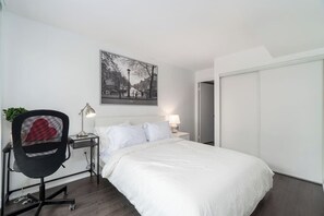 Desk, iron/ironing board, free WiFi, bed sheets - 2 BR + 2BA + Free Parking + Sofabed + Lakeview (Toronto)