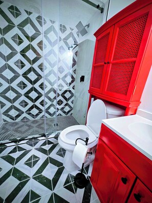 Shower, towels, soap, toilet paper - Color Me Bad ATL - Where Color and Culture Meet Spacious and Soulful Stays (Atlanta)