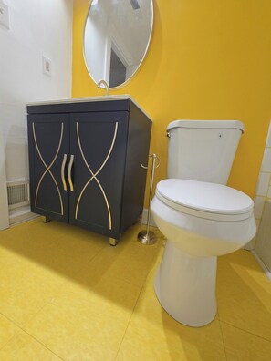 Shower, towels, soap, toilet paper - Color Me Bad ATL - Where Color and Culture Meet Spacious and Soulful Stays (Atlanta)