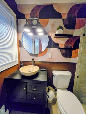 Shower, towels, soap, toilet paper - Color Me Bad ATL - Where Color and Culture Meet Spacious and Soulful Stays (Atlanta)
