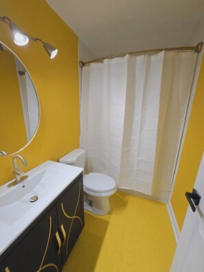 Shower, towels, soap, toilet paper - Color Me Bad ATL - Where Color and Culture Meet Spacious and Soulful Stays (Atlanta)