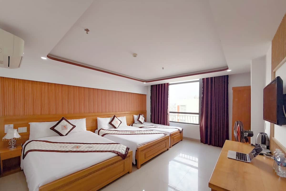 Family Room | Desk, free WiFi