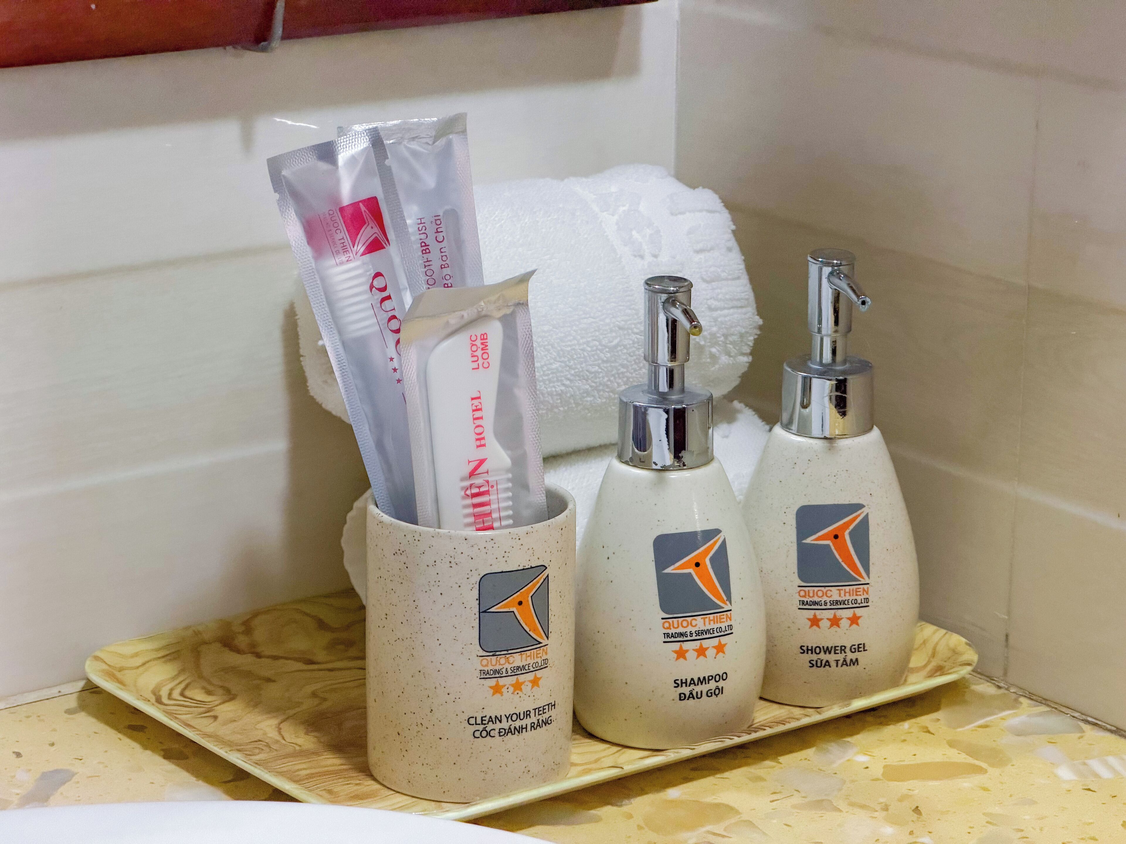 Combined shower/bathtub, free toiletries, hair dryer, towels