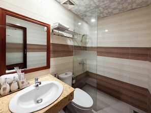 Standard Double Room | Bathroom | Combined shower/tub, free toiletries, hair dryer, towels - Quoc Thien Hotel Da Nang (Thanh Khe)