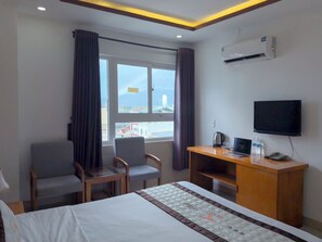 Standard Double Room, City View | Desk, free WiFi - Quoc Thien Hotel Da Nang (Thanh Khe)